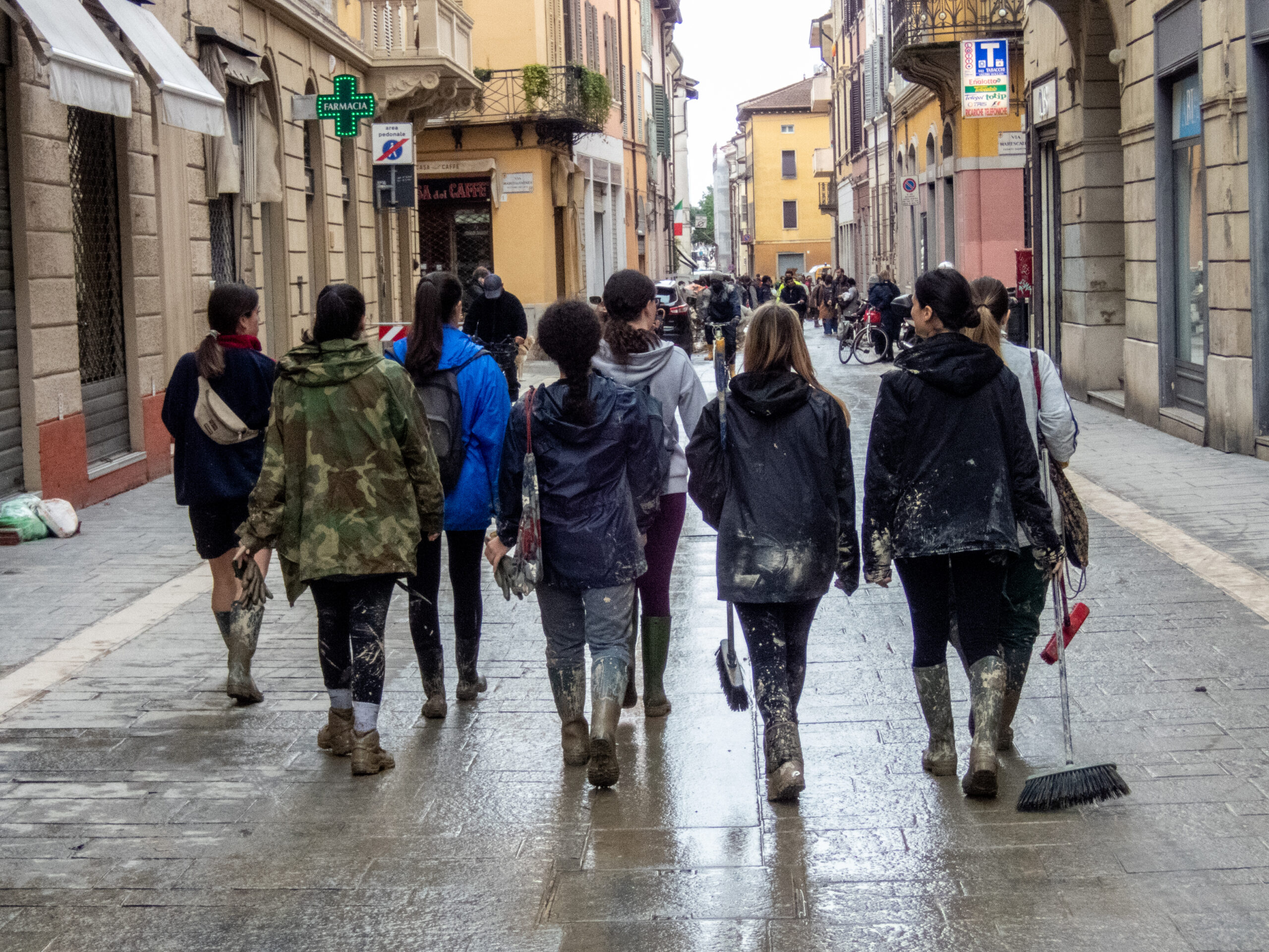 Alluvione Emilia Romagna 2023, giovani volontari